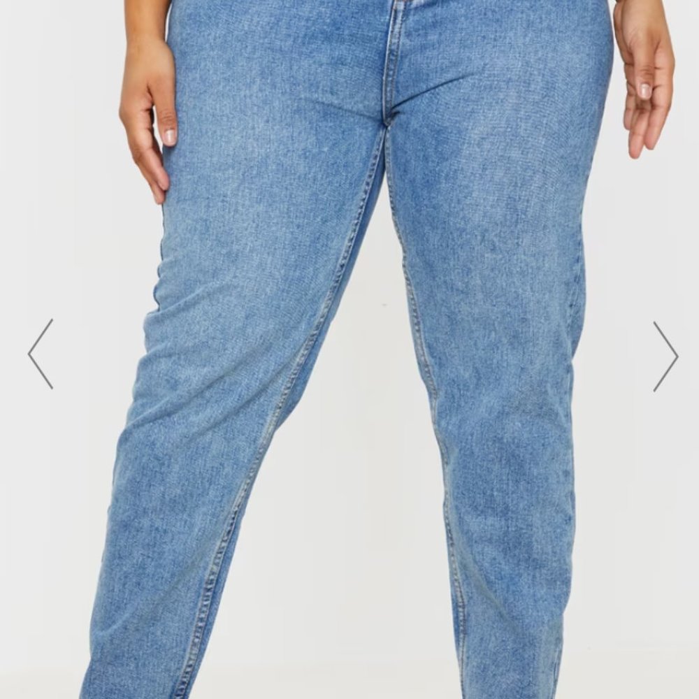 NWT PrettyLittleThing PLUS MID WASHED MOM JEANS Size: 12 - Picture 2 of 4